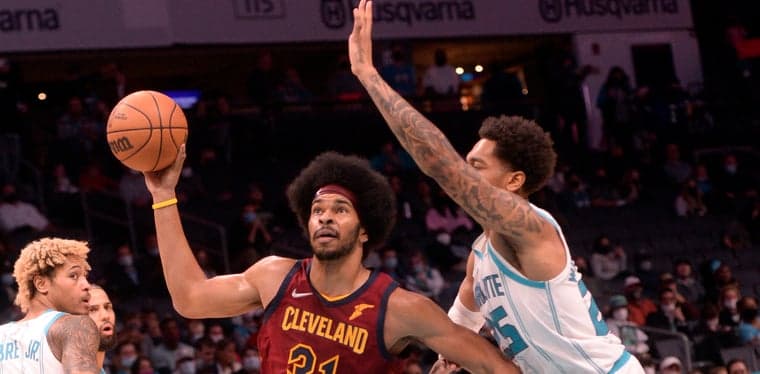 Jarrett Allen (31) drives on PJ Washington (25) during a game this season at Spectrum Center.