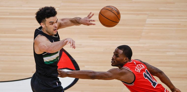 Milwaukee Bucks guard Elijah Bryant (3) passes the ball against Chicago Bulls guard Javonte Green (11) during the first half at United Center. 