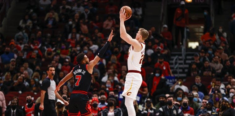 Cleveland Cavaliers forward Lauri Markkanen (24) shoots against Chicago Bulls forward Troy Brown Jr. (7) during the first half at United Center. 