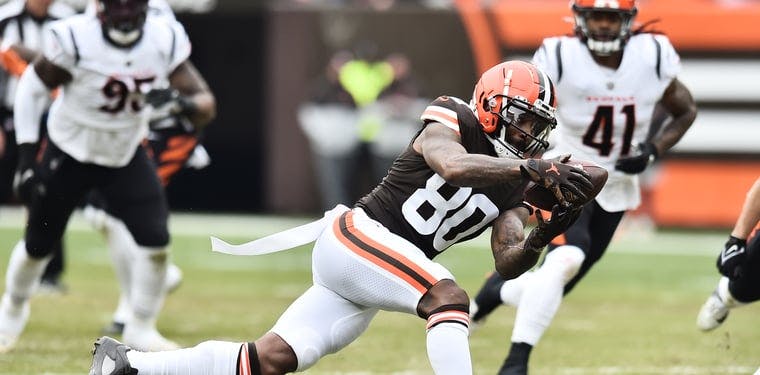 Jarvis Landry (80) secures the ball in a game against the Cincinnati Bengals during the 2021-2022 NFL season.