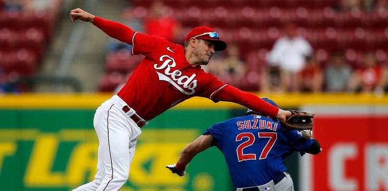 Cubs right fielder Seiya Suzuki and Reds second baseman Matt Reynolds nearly collide