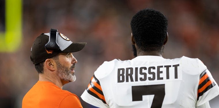 Browns head coach Kevin Stefanski talks with quarterback Jacoby Brissett