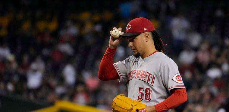 Reds starting pitcher Luis Castillo gets ready to pitch against the Diamondbacks 
