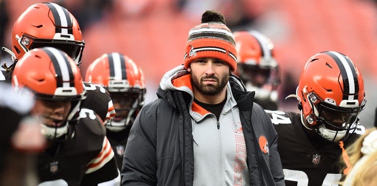 Baker Mayfield surrounded by his teammates in a Week 18 matchup against their cross state rival Cincinnati Bengals
