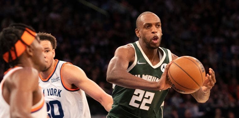 Khris Middleton (22) looks to make a pass while on a fast break in a matchup with the New York Knicks on December 12, 2021.